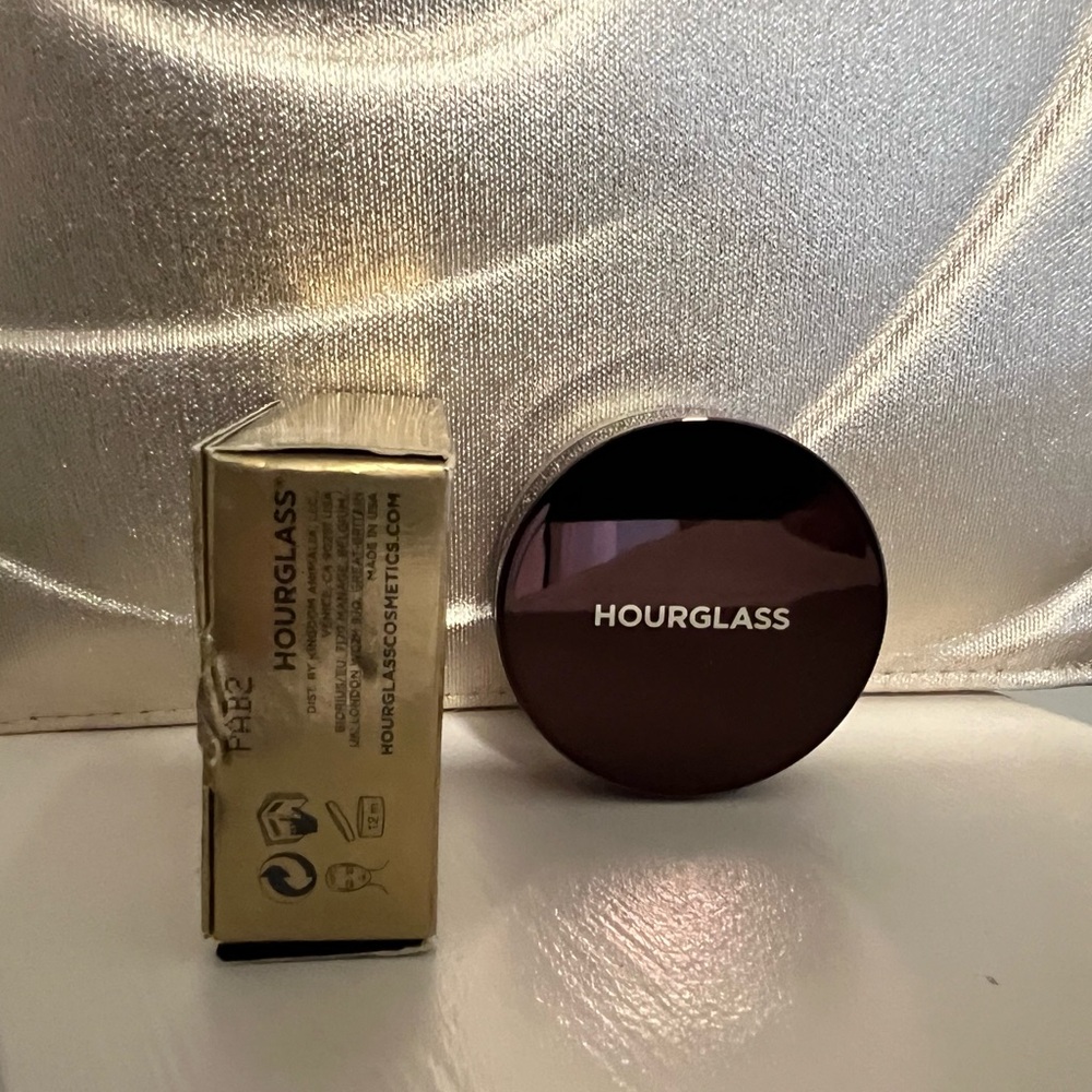 Hourglass VEIL Translucent Setting Powder - Picture 4 of 4